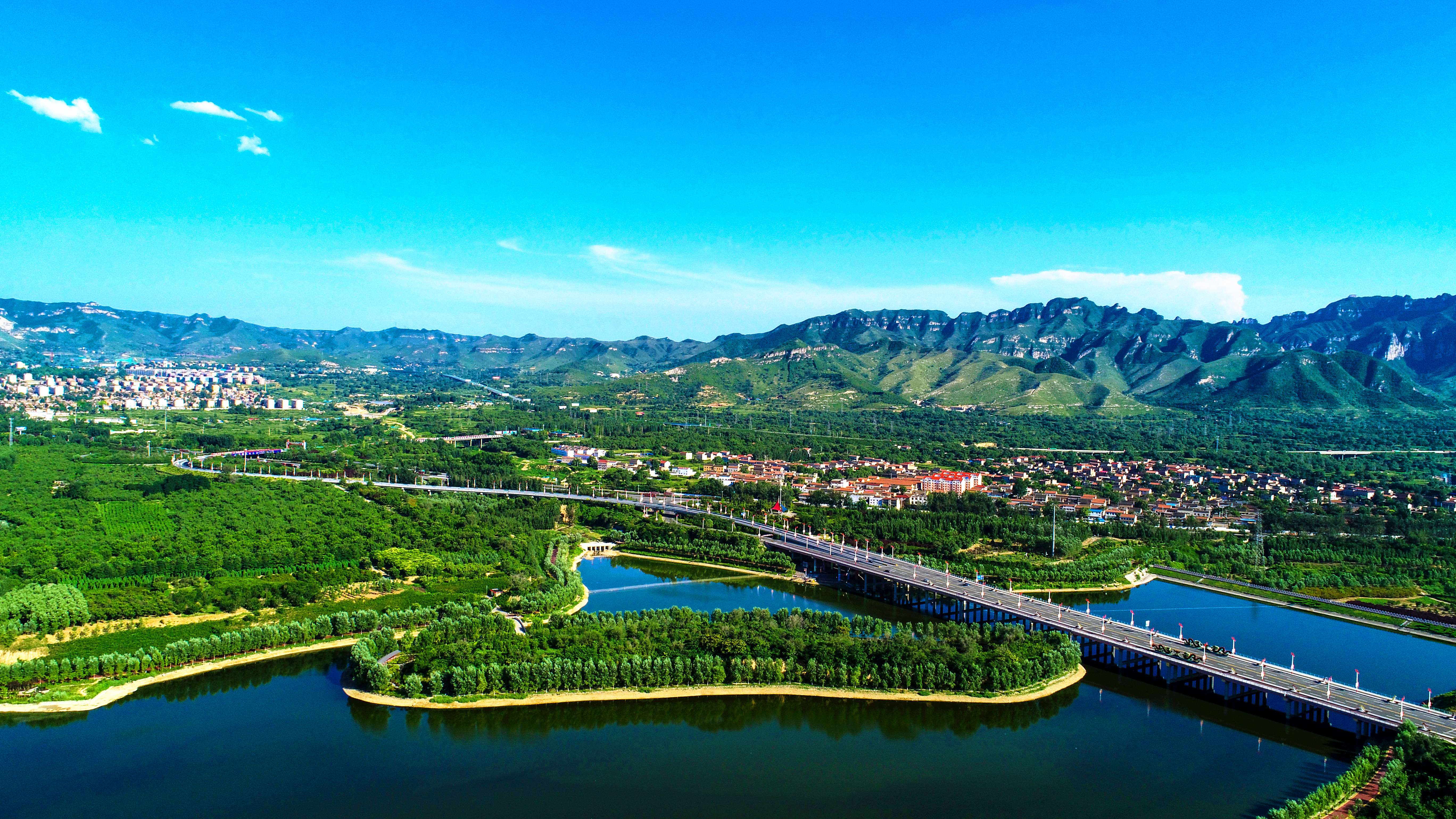 邯郸涉县县城附近荒山、乱河滩绿化治理后“变身”秀美山川。杨彦忠摄