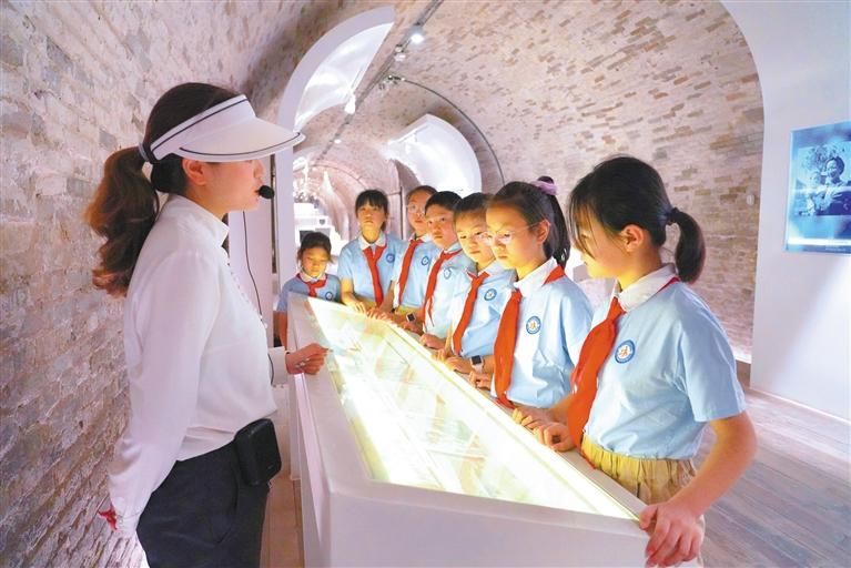 8月8日,宝鸡高新第二小学学生在长乐塬抗战工业遗址研学。