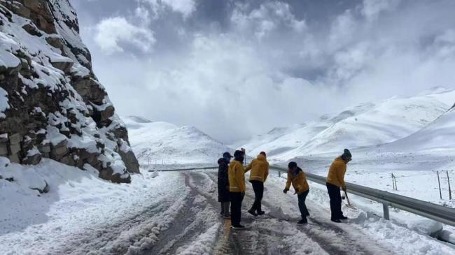 亲历珠峰暴雪游客：全身结冰 很恐怖 暴雪压垮帐篷引发关注