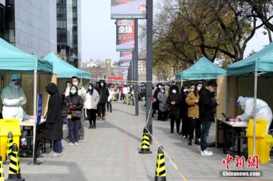 资料图:市民在进行核酸检测。 <a data-cke-saved-href='/' href='/'><ppictext