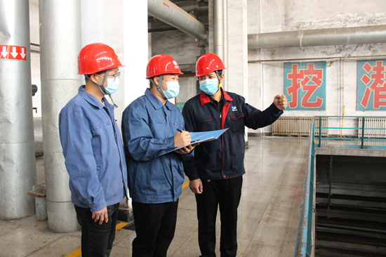 國網新樂市供電公司員工到供熱企業進行走訪,了解用電需求、檢查電氣設備。張蕾攝