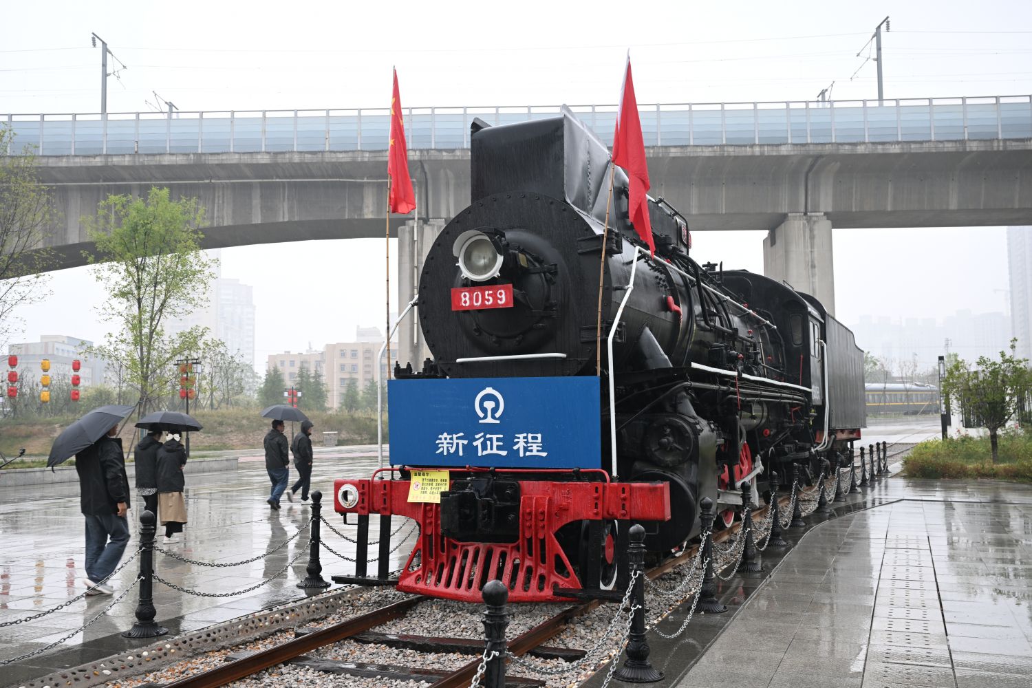 10月18日,几名游客冒雨参观文汇公园。近年来,渭城区先后打造了清渭坊、古玩市场、东风路、文林路、塔尔坡、抗战南路、渭城桥北等口袋公园,为市民增加了休闲娱乐的场所。