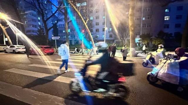 11月19日,在北京市宣武门西大街西向东方向辅路,多辆电动自行车闯红灯。新华社记者 张钟仁 摄