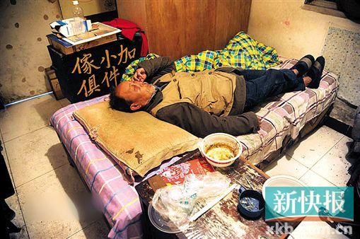 80岁的钟海泉居住在社区为他安顿的简陋房里,每天吃饭、遛弯、面朝屋顶。