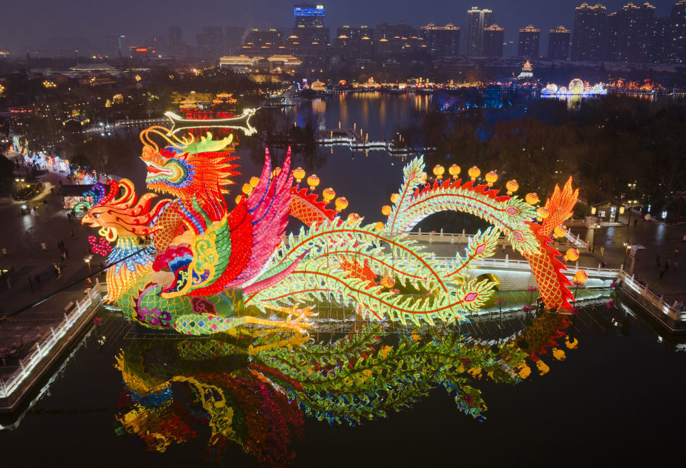 西安大唐芙蓉园的花灯(无人机照片)。 新华社记者 邵瑞 摄