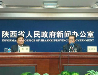 榆林:创新转型 打造陕西经济增长重要极
 11月4日上午10时,由陕西省政府新闻办公室组织的“一市一策”系列新闻发布会(十)在省政府新闻办发布厅举行。榆林市人民政府市长陆治原就科教引领、创新转型、促进榆林经济社会持续发展情况发布主题报告并答记者问。
据陆治原介绍,榆林自2008年实施“一市一策”发展战略以来,经济实力已取得大幅提升:经济总量由2008年的1172亿元达到2012年的2769亿元,年均增长16.7%;地方财政收入由70亿元达到249亿元,年均增长37.8%;农民人均纯收入由3402元达到7681元,年均增长24%。此外,通过一系列科教创新举措,榆林在建设能化基地、推动现代农业、发展社会事业等方面也卓有成效。
“榆林已进入信息化、工业化、城镇化和农业现代化同步推进的关键期,同时也是换挡期、转型期。未来我们将面向大关中、引领?甘宁、融入环渤海,打造陕西经济增长重要极。”陆治原说。 ……【详细】