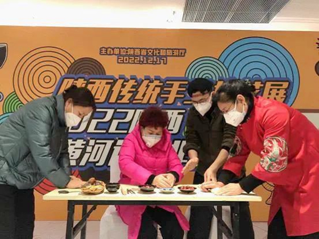 12月17日,由省文化和旅游厅主办的陕西传统手工技艺展暨2022陕西黄河记忆非遗展,在西影TIME成功举办。韩城蒸食面花参展。。