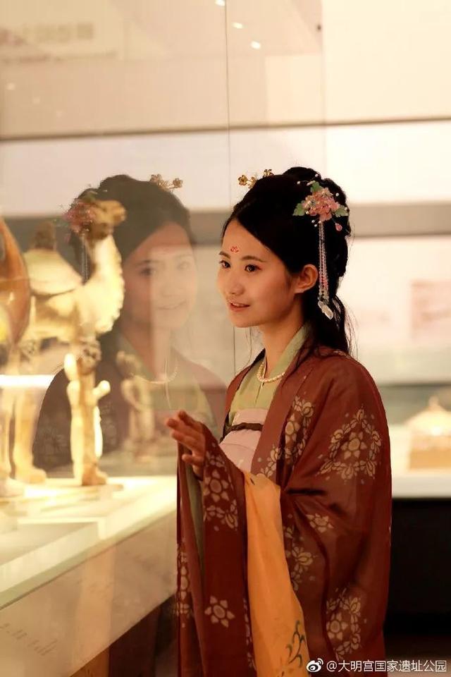 西安大明宫景区和汉服更配?身穿传统服装逛一逛