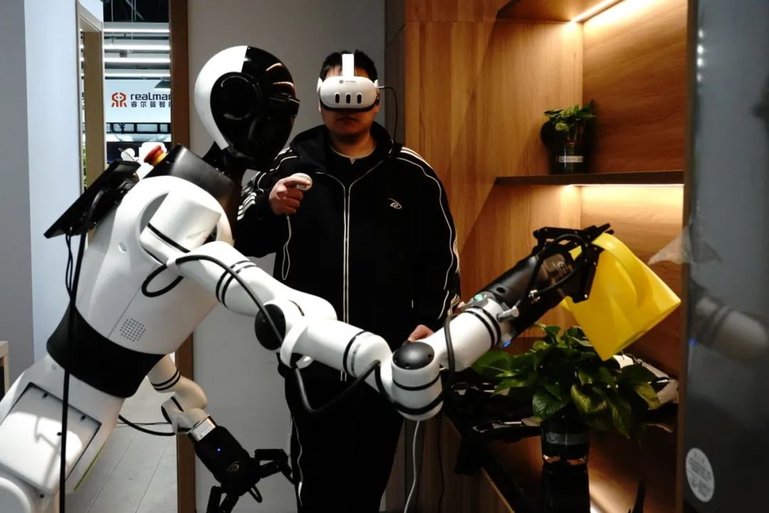 ▲ 位于北京的人形机器人数据训练中心,操作员正在收集数据。(南方周末记者 梁婷/摄)