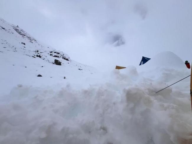 亲历珠峰暴雪游客：全身结冰 很恐怖 暴雪压垮帐篷引发关注