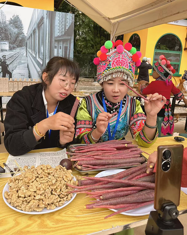 代海娟(右)通过线上销售农产品。漾濞县委宣传部供图