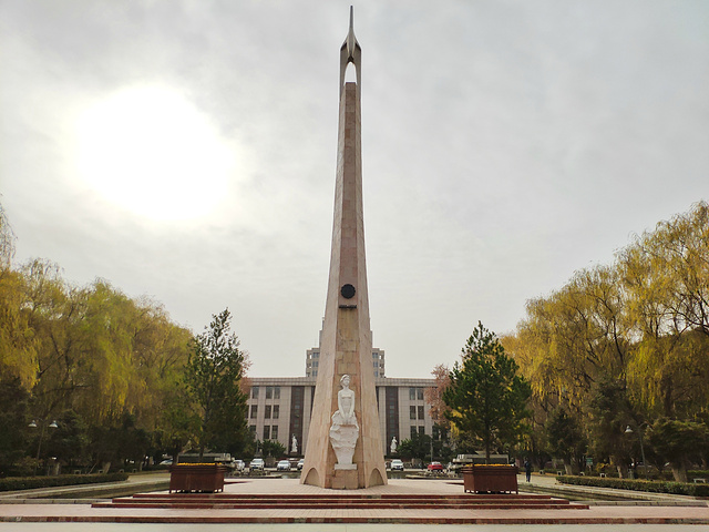 "西安交通大学是我到西安逛的第一个景点。它有个有趣的花名,“不挂女神”_西安交通大学(兴庆校区)"的评论图片