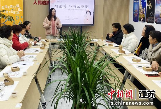 3月5日,在“三八”妇女节来临之际,邗江区邗上街道贾桥社区举办“雅韵芳华 香沁巾帼”廉洁主题香牌制作活动。贾桥社区 供图