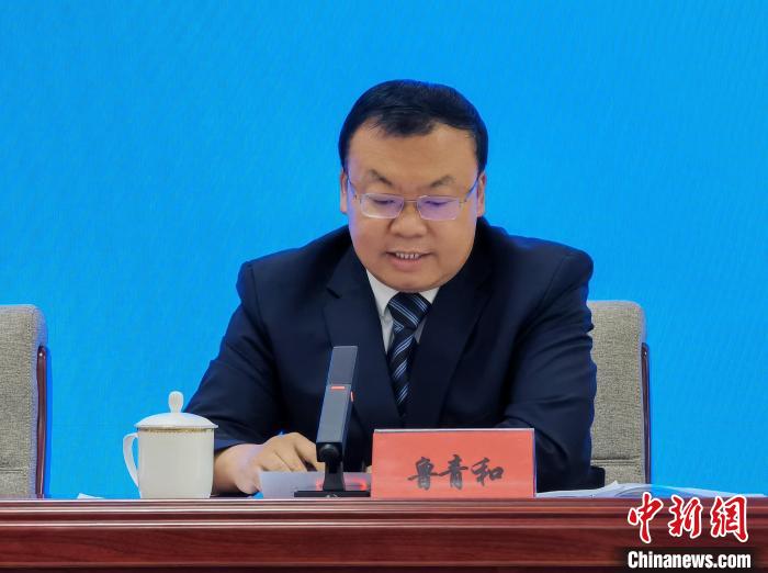 图为青海省西宁市水务局局长鲁青和介绍相关情况。 张海雯 摄