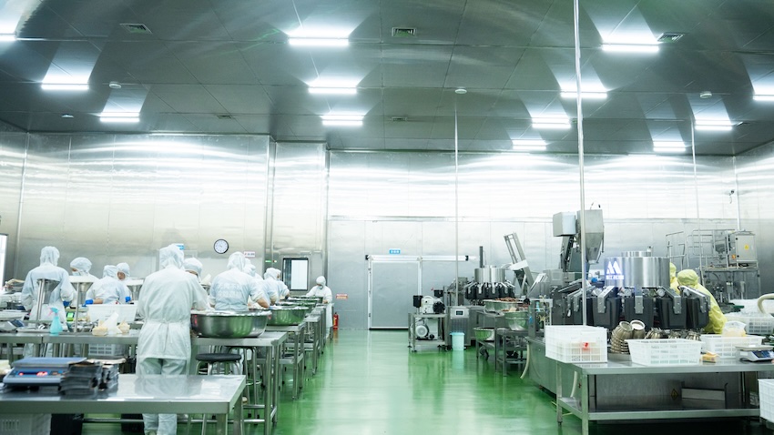 谭八爷冷吃兔生产车间,技术赋能提升生产效率。受访者供图