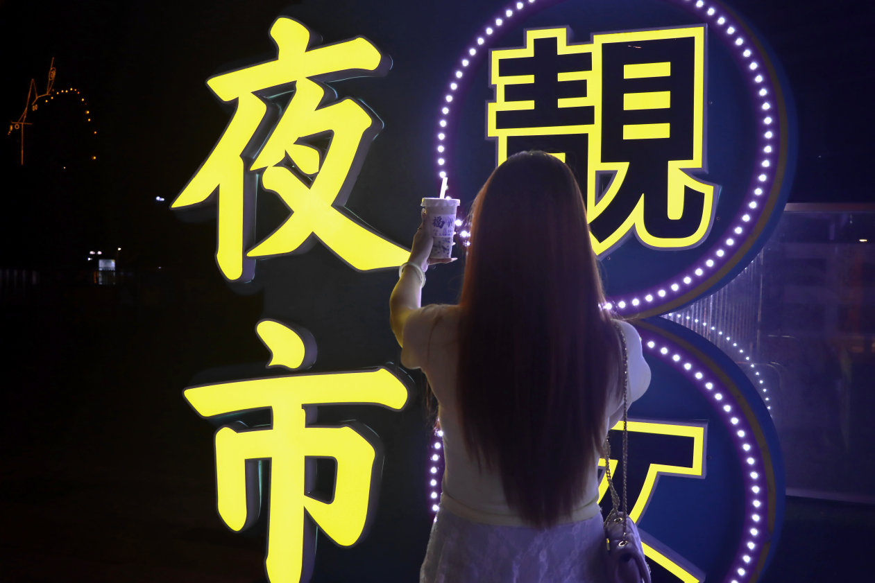 “咔嚓！”不少市民在福州街頭的霓虹燈前留影。實習生 陳瑞林攝