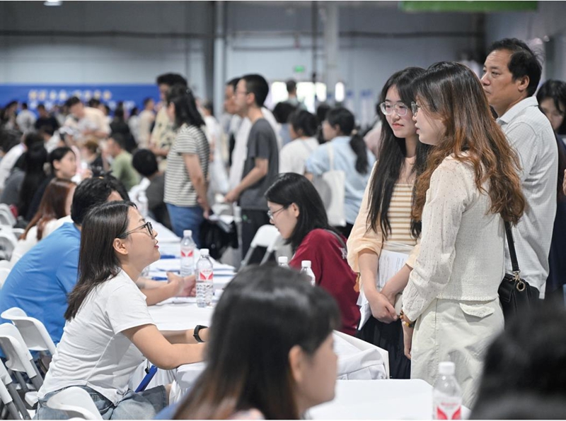 图为7月14日西安市首场2024届离校未就业高校毕业生招聘会现场。