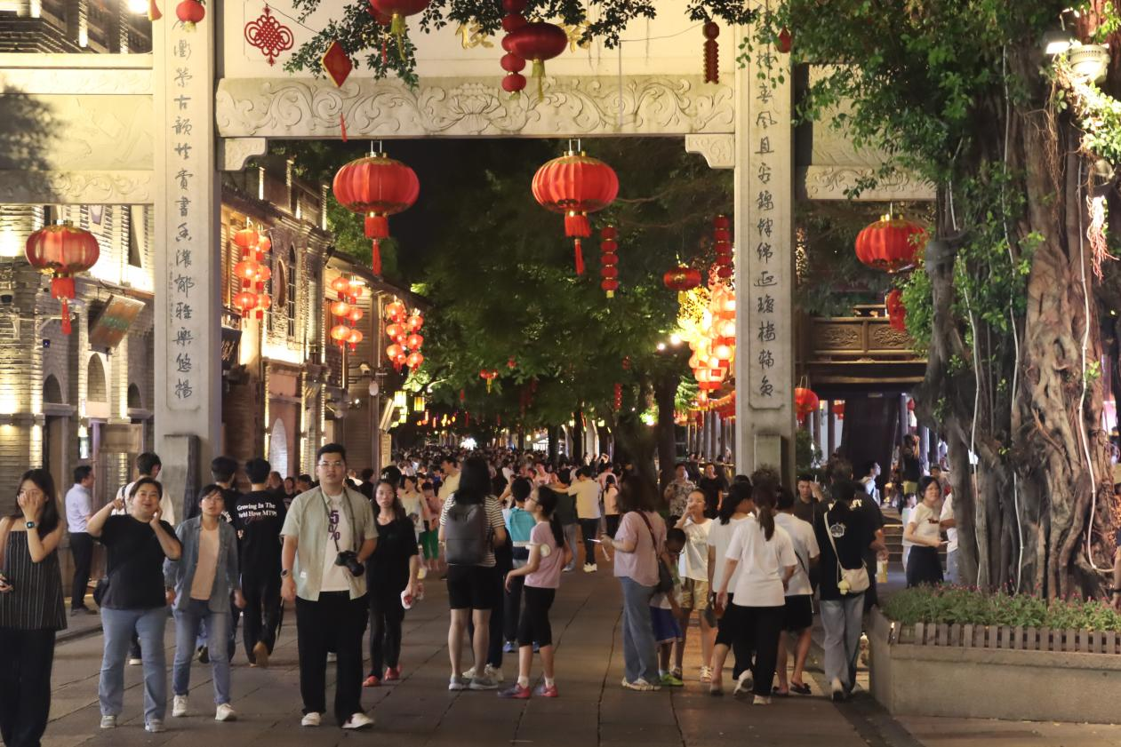 福州市三坊七巷景區游人如織。實習生 陳瑞林攝