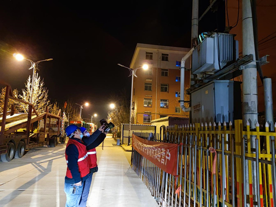 1月11日,为应对寒潮来袭,国网石家庄市藁城区供电公司刘海庄供电所工作人员对辖区内变压器进行测温巡视。董霖摄