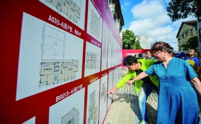 7月25日,选房人来到石榴新村。 通讯员 马静 南京日报/紫金山新闻记者 董家训 摄