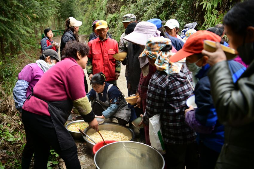 采茶工们排队领取午饭。主办方供图