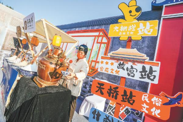 市集上,市民游客品尝老字号美食。