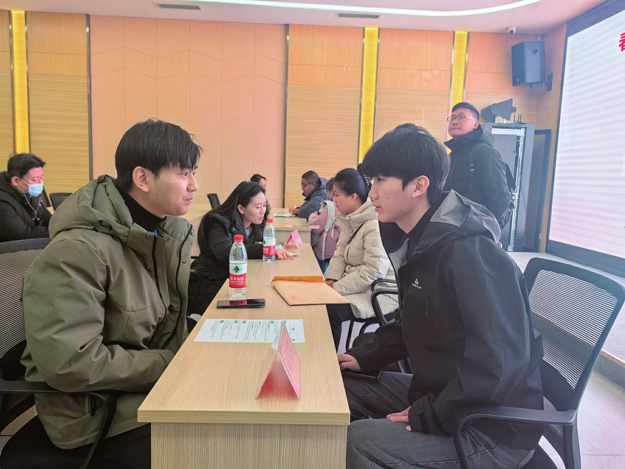 求职者在2025年太原市春风行动大型专场招聘会就业指导区咨询。