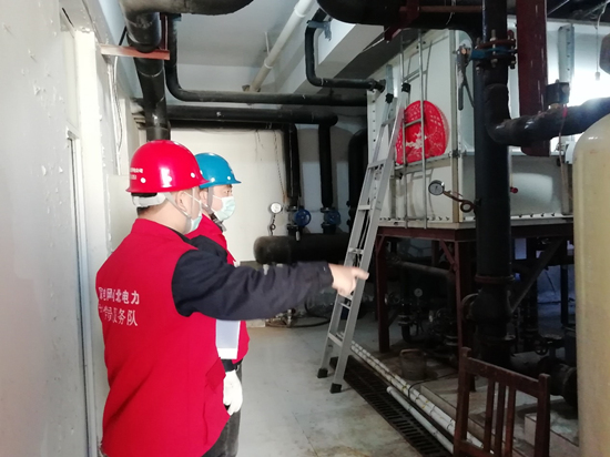 1月12日,寒潮来袭,国网石家庄市栾城区供电公司工作人员到辖区供暖企业开展上门服务,保障辖区百姓温暖过冬。卞策摄