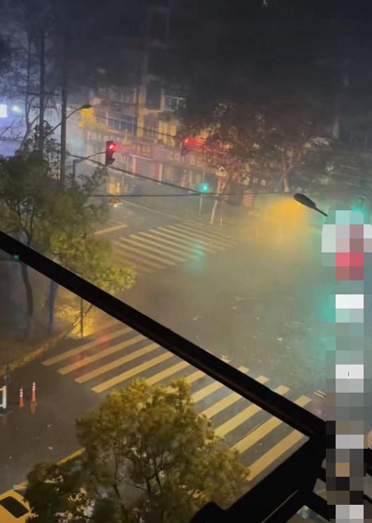 上海昨晚下冰雹，今天最高28℃！下周还有雨和冷空气，这几天要注意→