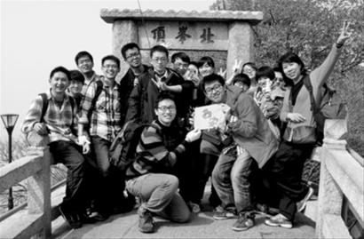 登上华山北峰,记者、歌谣与同行的学生们合影。