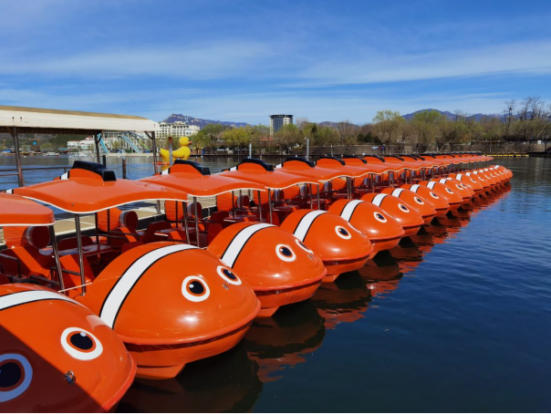 雁栖湖五人小丑电瓶船