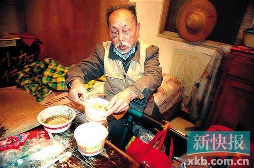 一元钱的白饭,七、八元钱小菜算是钟大爷的午饭,吃不完就留着下顿。