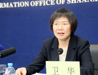 咸阳:与西安“错位发展” 坚持招商引资“四不要”
10月18日上午10时,咸阳市委副书记、市长卫华发表了题为“共建大西安 圆好咸阳梦”的主题报告,并就报告内容现场答记者问。
卫华首先对咸阳市进行了简要介绍,并强调了咸阳与西安的紧密关系,她说:“西安、咸阳城市中心距离是25公里,文脉相通、地缘相近、人缘相亲,共同承载了周秦汉唐的辉煌,自古就亲如一家。”
“在西安地铁一号线试运营当天,咸阳就及时跟进调整4条公交线路100余辆公交车,实现无缝对接,两市同城化的概念更加深入人心。”卫华说。
据卫华介绍,目前咸阳已经规划建设了35个现代农业示范园区,推动传统农业向优质农业、优质农业向观光农业转型,努力建成西安的粮袋子、菜篮子、果园子和休闲避暑的后花园。……【详细】