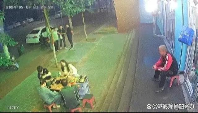 宝鸡一男子串串店门口被刺身亡 监控曝光,嫌疑人已落网