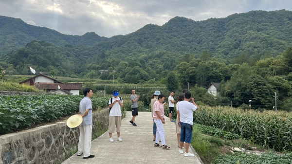 “秦岭最美小镇”火烧店唱响村歌