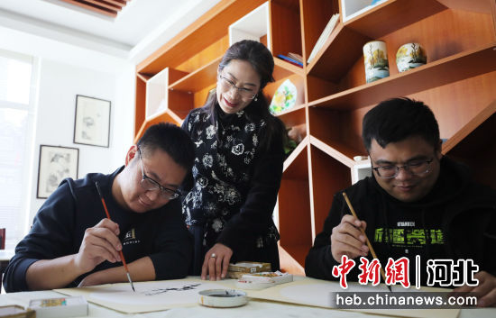 图为在固安县张艳杰书画艺术工作室,社区居民正学习水墨画。辛忠爽 摄