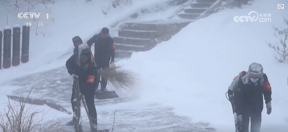 华山之巅扫雪人