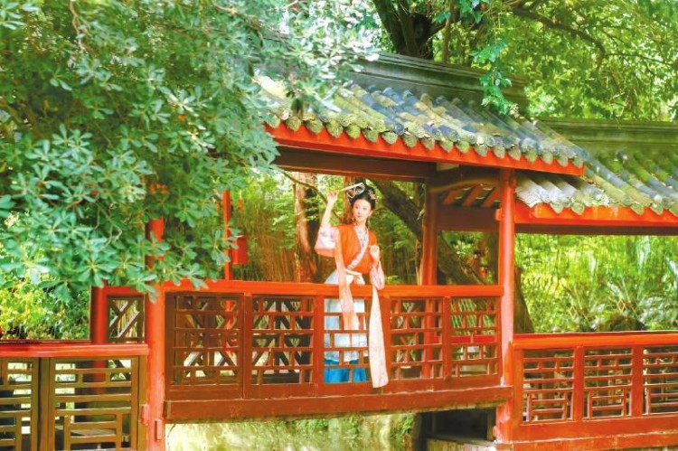 作为87版《红楼梦》取景地的罨画池,吸引了许多人前来打卡。崇州市委宣传部供图