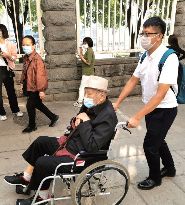 陪诊师:陌生的“熟人”