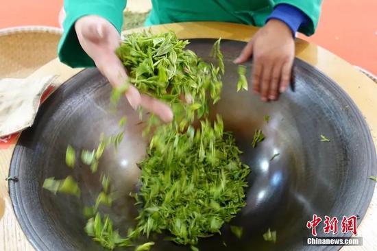 西湖龙井茶炒茶王大赛上演巅峰对决。 钱晨菲 摄