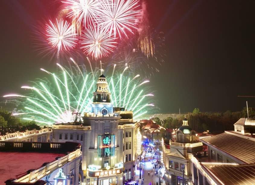 街区上空燃起了烟花,如梦似幻,周围摄。