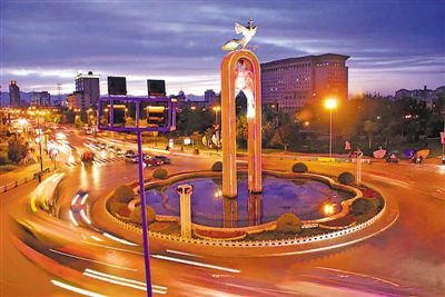 <p> 凤凰碑夜景</p>