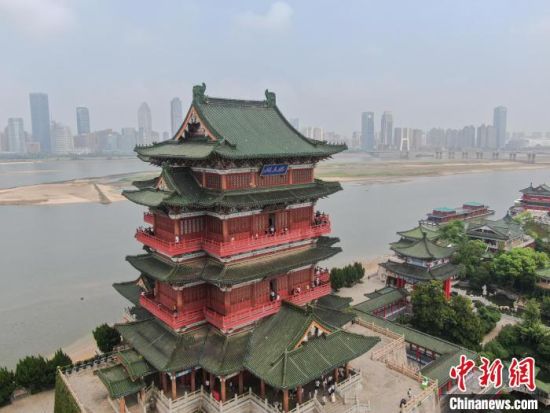 图为航拍地处赣江之滨的“江南名楼”滕王阁,不少游客登上阁楼观光游玩。 刘力鑫 摄