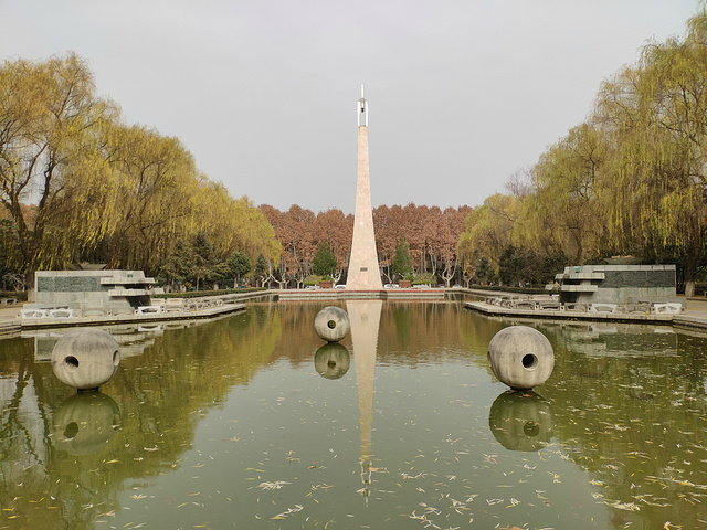 "西安交通大学是我到西安逛的第一个景点。它有个有趣的花名,“不挂女神”_西安交通大学(兴庆校区)"的评论图片