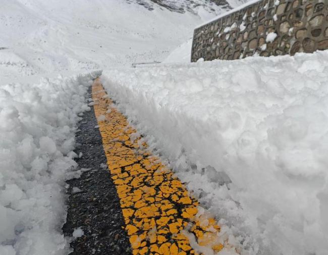 亲历珠峰暴雪游客：全身结冰 很恐怖 暴雪压垮帐篷引发关注