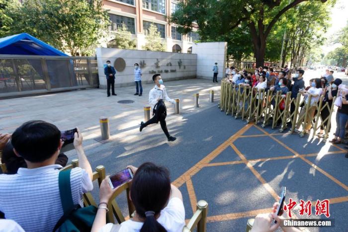 资料图:北京市2021年高考结束。中新社记者 韩海丹 摄