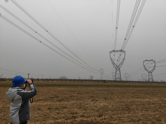 1月12日,国网正定县供电公司输电运检人员对500千伏桂北一二线、忻石四回等密集输电通道开展恶劣天气特巡,保障线路稳定运行。赵优摄