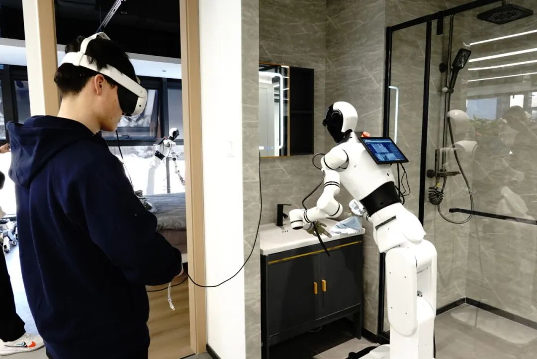 位于北京的人形机器人数据训练中心,操作员正在收集数据。(南方周末记者 梁婷/摄)