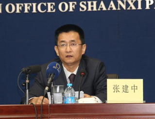 韩城:加快治污防霾步伐 建设美丽形象之门
 2012年5月,陕西省委、省政府决定在韩城开展省内计划单列市试点工作,提出要把韩城打造成为黄河沿岸中等规模区域性中心城市、新型工业强市和国家级循环经济示范基地。由于生态环境问题长期困扰韩城发展,计划单列后,韩城市委、市政府制定出台了园区和城区大气污染治理三年规划。编制并启动“北林”规划,计划用5年时间,投资7.8亿元,造林绿化5万余亩,打造园区至城区20公里生态屏障。
针对9月13日央视新闻频道曝光的陕西龙门钢铁公司环保问题,韩城常务副市长张海乾在发布会上表示,按照陕西省环保厅要求已对曝光企业下发整改通知书,并且对涉及的16名工作人员进行了责任追究,同时对龙门钢铁公司进行了20万元经济处罚,同步追缴了超排的排污费834万元。韩城市已在全市企业开展环保设施运行大排查活动,下一步,韩城市将进一步抓好环境保护工作,扎实开展治污防霾工作及减排工程。……【详细】