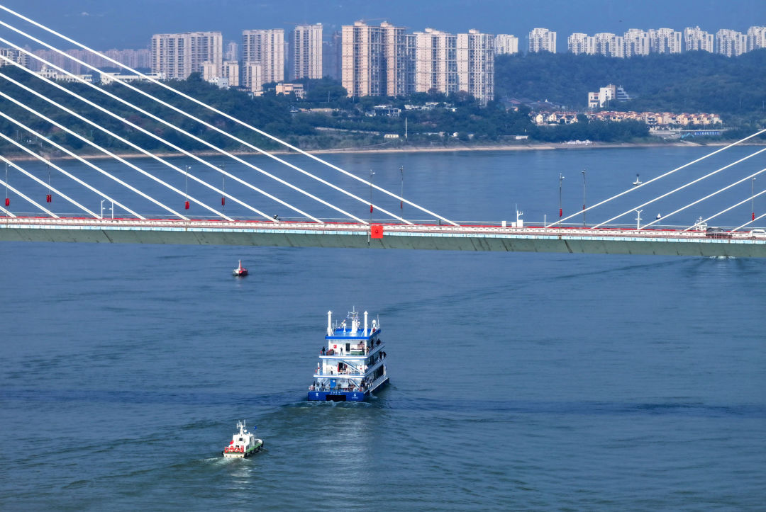 2023年10月11日上午,湖北宜昌,国内首艘氢燃料电池动力示范船“三峡氢舟1”号在三峡游客中心完成首航,这标志着氢燃料电池技术在内河船舶应用实现零的突破。(人民视觉/图)